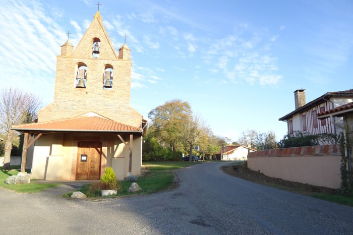 Saint-Loube-Amades-2 - entrée de village avec l'église