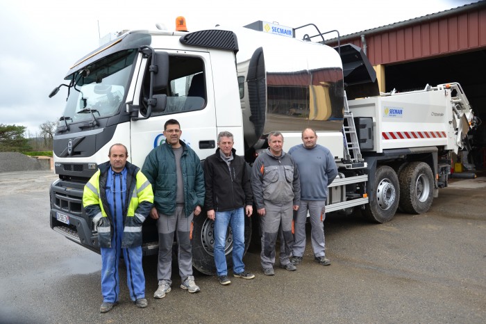 Personnel avec le nouveau bi-répandeur