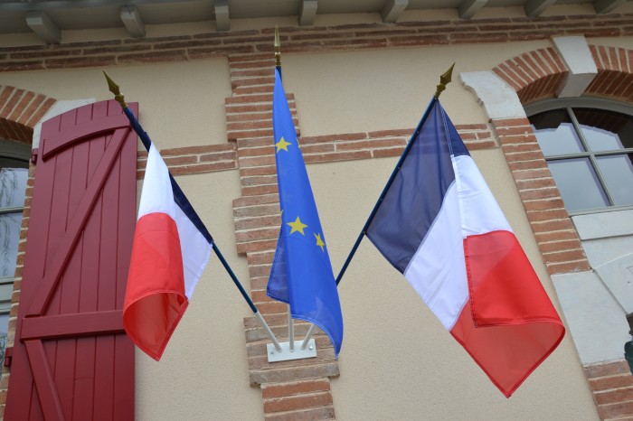 Drapeaux français et européen