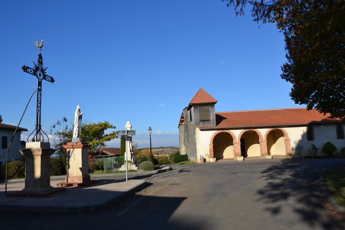 Saint-Soulan - L'église, la vierge et le monument aux morts