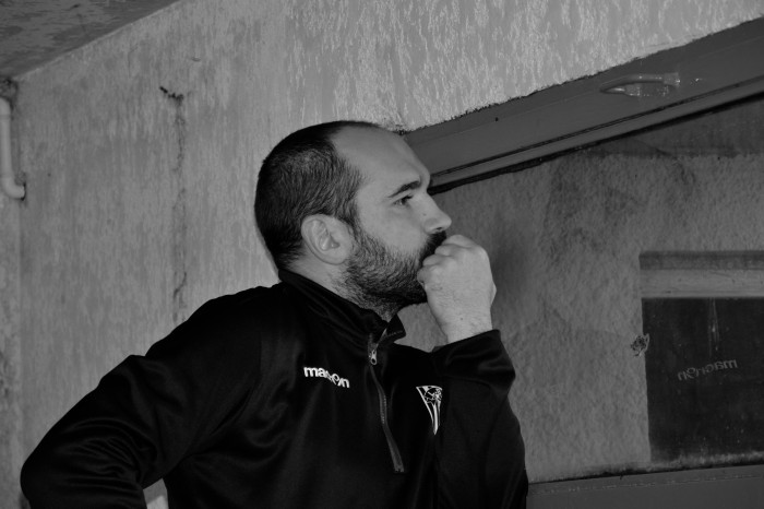 Rugby LSC - La causerie est terminée , Christophe reste concentré en visionnant l'équipe B
