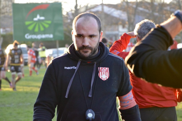 Rugby LSC - Essai pour Rodez dans les arrêts de jeu après une situation confuse. Jérôme et Jean-Paul tentent de comprendre, mais Christophe sait déjà que le point du bonus défensif est perdu...
