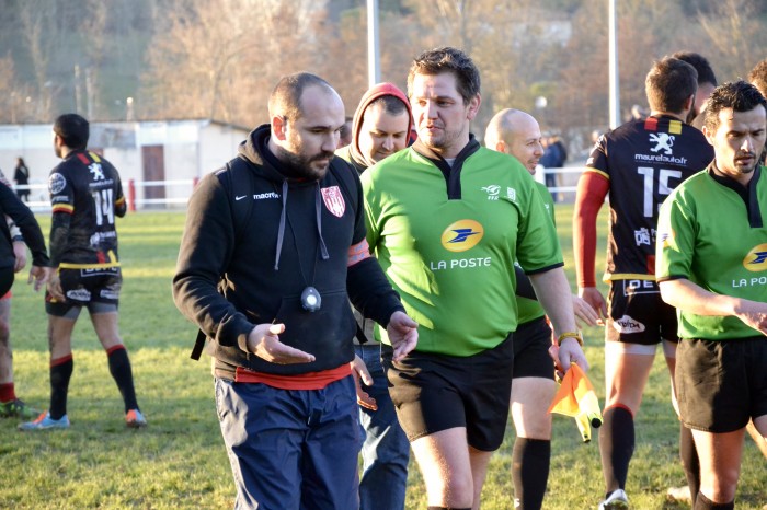 Rugby LSC - Le match est terminé et le LSC a triomphé, mais Christophe essaye de comprendre auprès du juge de touche le dernier essai litigieux.
