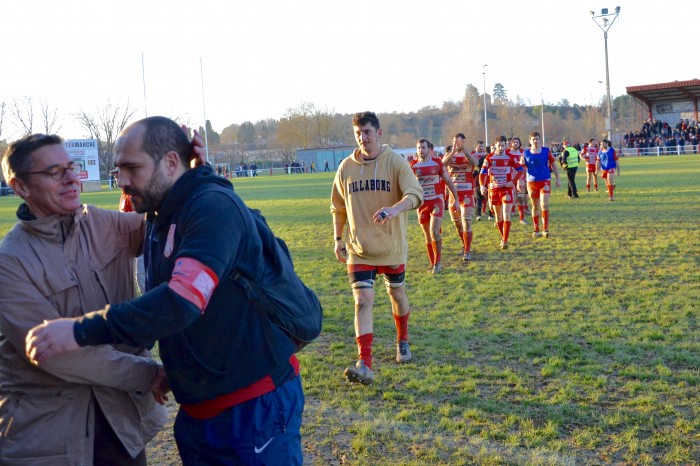 Rugby LSC - Éric Daubriac félicite Christophe qui semble encore dans le match
