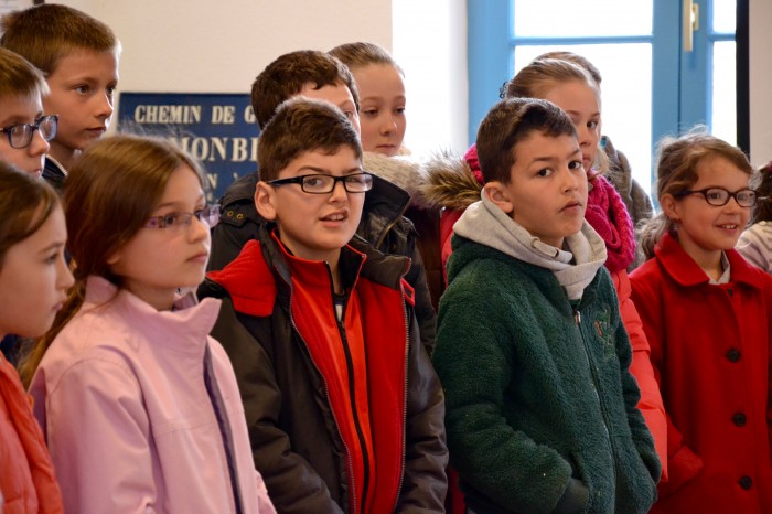 Inauguration sous répartiteur de Monblanc - Les enfants de l'école élémentaire écoutent attentivement les élus leur parler de l'arrivée du numérique dans leur village