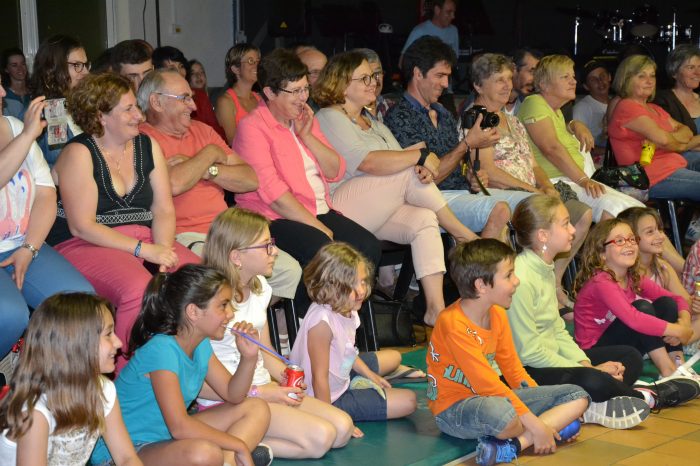 Monblanc en fête - Un public conquis par Les mineurs de fond de scène
