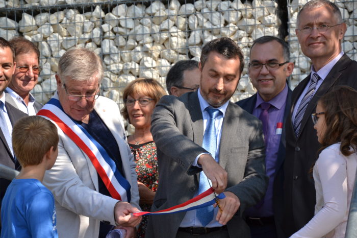 Inauguration de l'espace paysager Jean Bertin de Monblanc -septembre 2017 - Le secrétaire de la préfecture, Guy Fitzer, coupant le ruban
