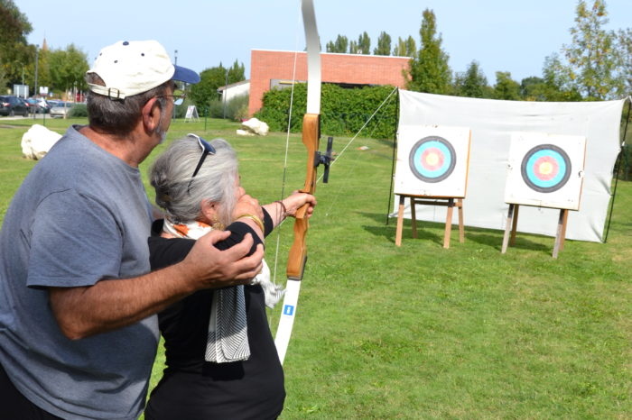 Journée de la gastronomie au lac de Samatan - septembre 2017 - Marie-Thérèse Caille s'essayant au tir l'arc
