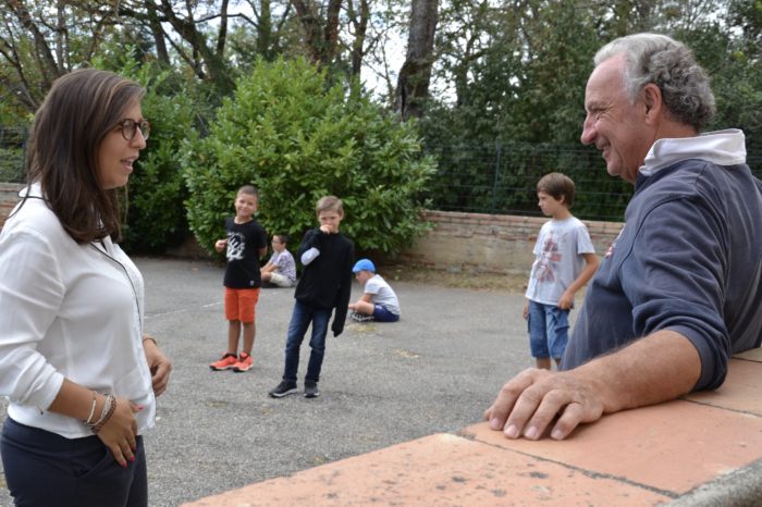 école Montpézat - Caroline Sentous en conversation avec le maire de Montpézat, Guy Larée
