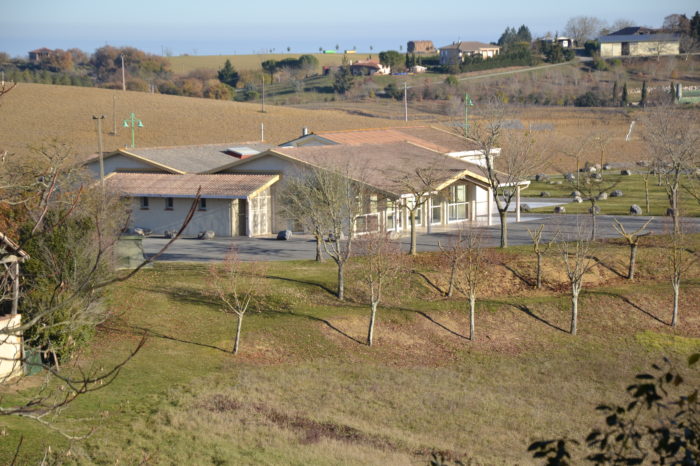 Pellefigue - La salle des fêtes vue depuis l'église
