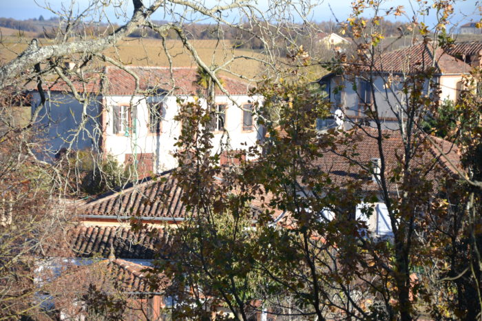 Pellefigue - Vue du parvis de l'église
