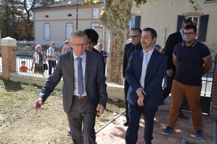 Logement communal restauré - Polastron septembre 2018 - Alain Laffiteau invite le secrétaire général de la préfecture, Guy Fitzer, et les élus, dans une visite du logement rénové.
