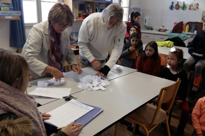 Conseil municipal d'enfants lombez - Dépouillement des votes par Christine Beyria et Guy Riège sous l'oeil du superviseur Alice Reygade et des enfants.
Crédit photo : DR
