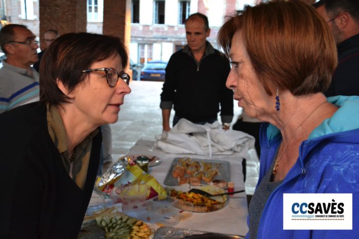 Balade aux flambeaux avril 2019-1 - Delphine et Josette ne s'aperçoivent même pas que l'on débarrasse la table...
