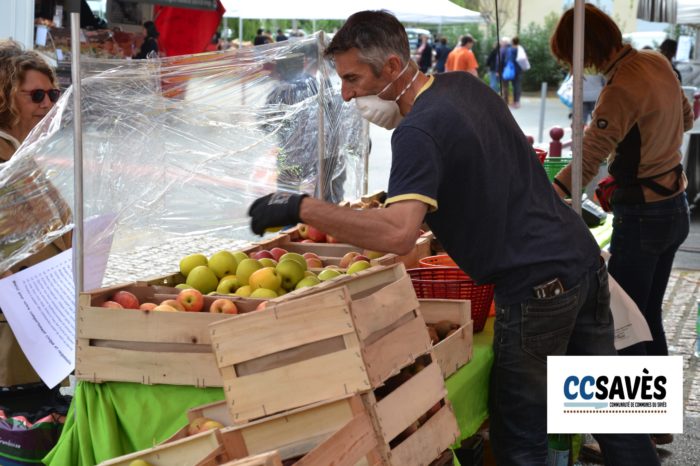 Marché de Samatan 13 avril 2020 - Seul le commerçant manipule les produits