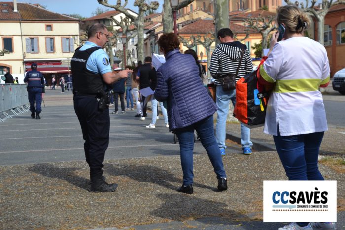 Marché de Samatan du 13 avril 2020 - Contrôle des attestations de déplacement dérogatoire le long de la queue
