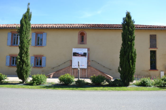 ALAE/ALSH CAZAUX - La façade visible de la rue du bâtiment rénové
