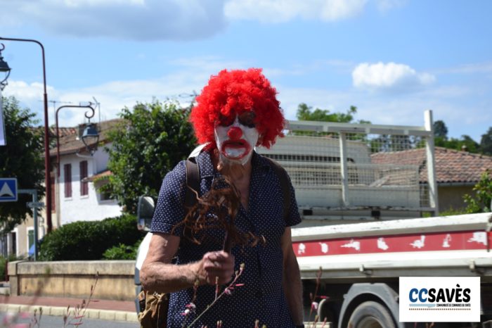 Lombez - un été en Savès juillet 2021-2 - Clown maléfique manieur de martinet