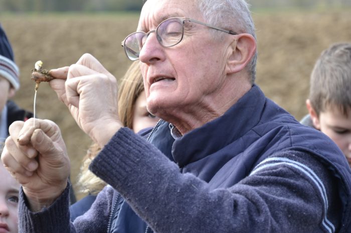 DSC_0766 - "Maître" Laffiteau dissèque pour les élèves l'évolution de la croissance d'une fève DSC_0766 - "Maître" Laffiteau dissèque pour les élèves l'évolution de la croissance d'une fève