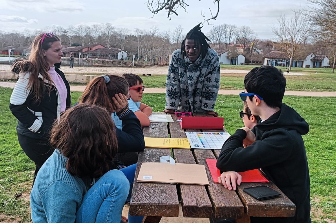Jean d'amérique avec les jeunes