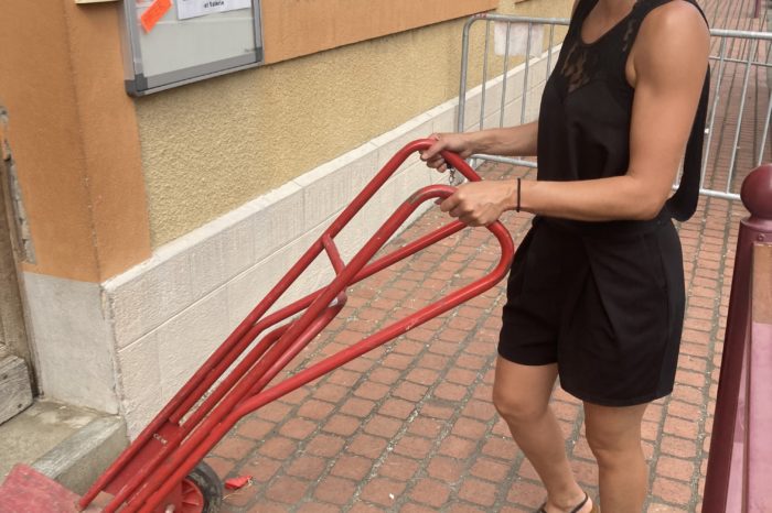 3 Chantier école 28 juin - La directrice Marlène Grebil procède déjà au déménagement 3 Chantier école 28 juin - La directrice Marlène Grebil procède déjà au déménagement