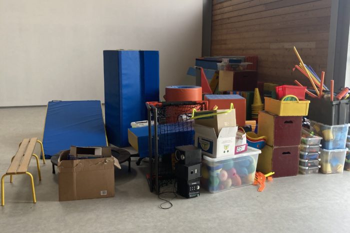 7 Chantier école 28 juin - Dans la salle de l'Alae au boulodrome on a entassé les premiers éléments  7 Chantier école 28 juin - Dans la salle de l'Alae au boulodrome on a entassé les premiers éléments