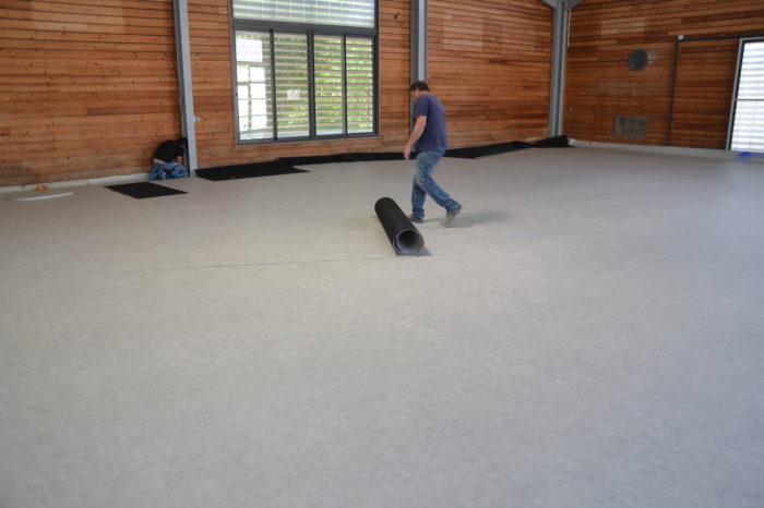 Sol boulodrome - Chantier école 13 juin2024 - Pose du lino dans le réfectoire Sol boulodrome - Chantier école 13 juin2024 - Pose du lino dans le réfectoire
