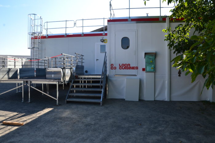 6Chantier école provisoire - 15 juillet 2024. - La cuisine vue de dos 6Chantier école provisoire - 15 juillet 2024. - La cuisine vue de dos