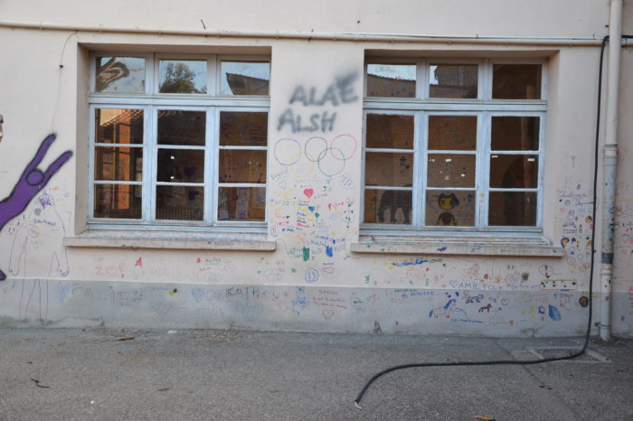 école chaze avant travaux - juillet 2024 - Souvenirs des enfants sur un pan de mur école chaze avant travaux - juillet 2024 - Souvenirs des enfants sur un pan de mur
