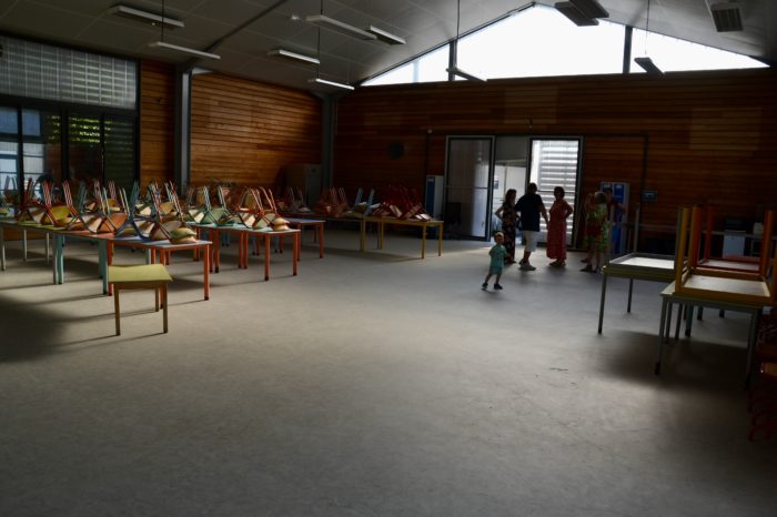Visite école provisoire5 ccsaves - août 2024.JPG - Le réfectoire dans le calme... Visite école provisoire5 ccsaves - août 2024.JPG - Le réfectoire dans le calme...
