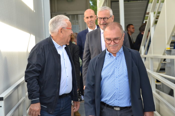 00D1C2F7-1045-48A7-B81C-79B96C38710C - Jacques Alfénore, maire de Saint-Soulan, et Christian Magnouac, ouvre la marche au Dasen et au député 00D1C2F7-1045-48A7-B81C-79B96C38710C - Jacques Alfénore, maire de Saint-Soulan, et Christian Magnouac, ouvre la marche au Dasen et au député