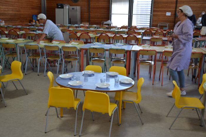 8E3DBAAC-D51F-4EC6-963E-9D549B1B6086 - Préparation du réfectoire avant le repas. 8E3DBAAC-D51F-4EC6-963E-9D549B1B6086 - Préparation du réfectoire avant le repas.