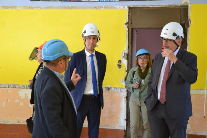 D0AC96C7-F47F-41B7-888B-9E53E1526336 - Christian Magnouac (de dos), vice-président aux écoles, se charge de la visite D0AC96C7-F47F-41B7-888B-9E53E1526336 - Christian Magnouac (de dos), vice-président aux écoles, se charge de la visite