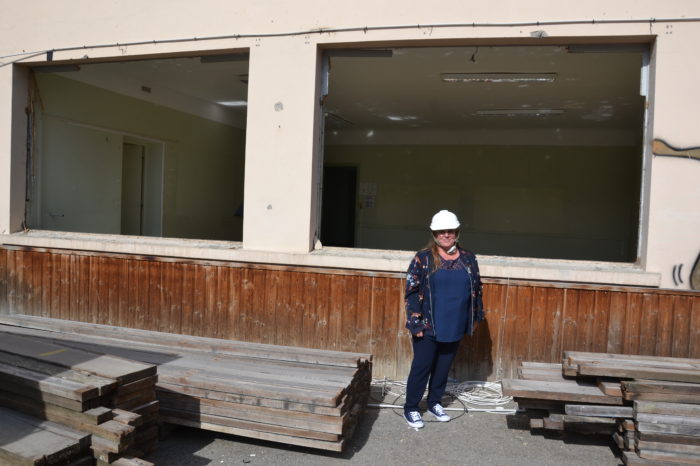 E6A71458-55A3-4694-A79E-C7B9A5AA76F9 - Photo souvenir pour la directrice de l'élémentaire, Agnès Salvo, devant son ancienne classe E6A71458-55A3-4694-A79E-C7B9A5AA76F9 - Photo souvenir pour la directrice de l'élémentaire, Agnès Salvo, devant son ancienne classe