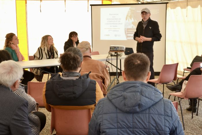 Rencontres emploi 2024 - Jean-Marc Delachoux, chargé de mission économie à la Communauté de communes, ouvre la session consacrée aux porteurs de projet.
Rencontres emploi 2024 - Jean-Marc Delachoux, chargé de mission économie à la Communauté de communes, ouvre la session consacrée aux porteurs de projet.
