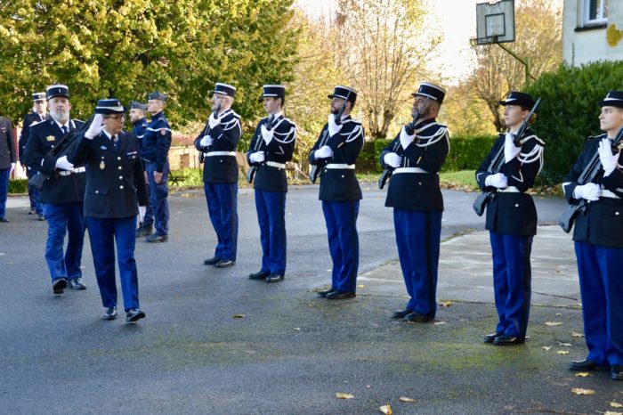 DSC_1325 - Passage en revue par la comandante Bourachot DSC_1325 - Passage en revue par la comandante Bourachot