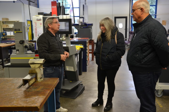 Club entreprise - lycée Ader - décembre 2024 - Laurent Juillac (à gauche) donne des explications sur l'un des plateaux techniques du lycée Ader Club entreprise - lycée Ader - décembre 2024 - Laurent Juillac (à gauche) donne des explications sur l'un des plateaux techniques du lycée Ader