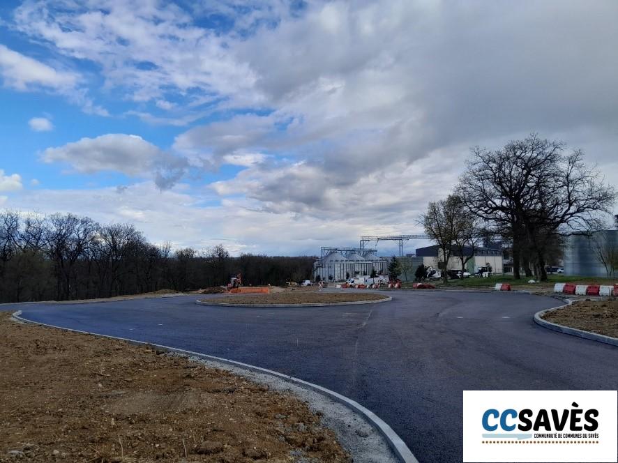 Le giratoire desservant l’entrée nord de l’usine Nataïs